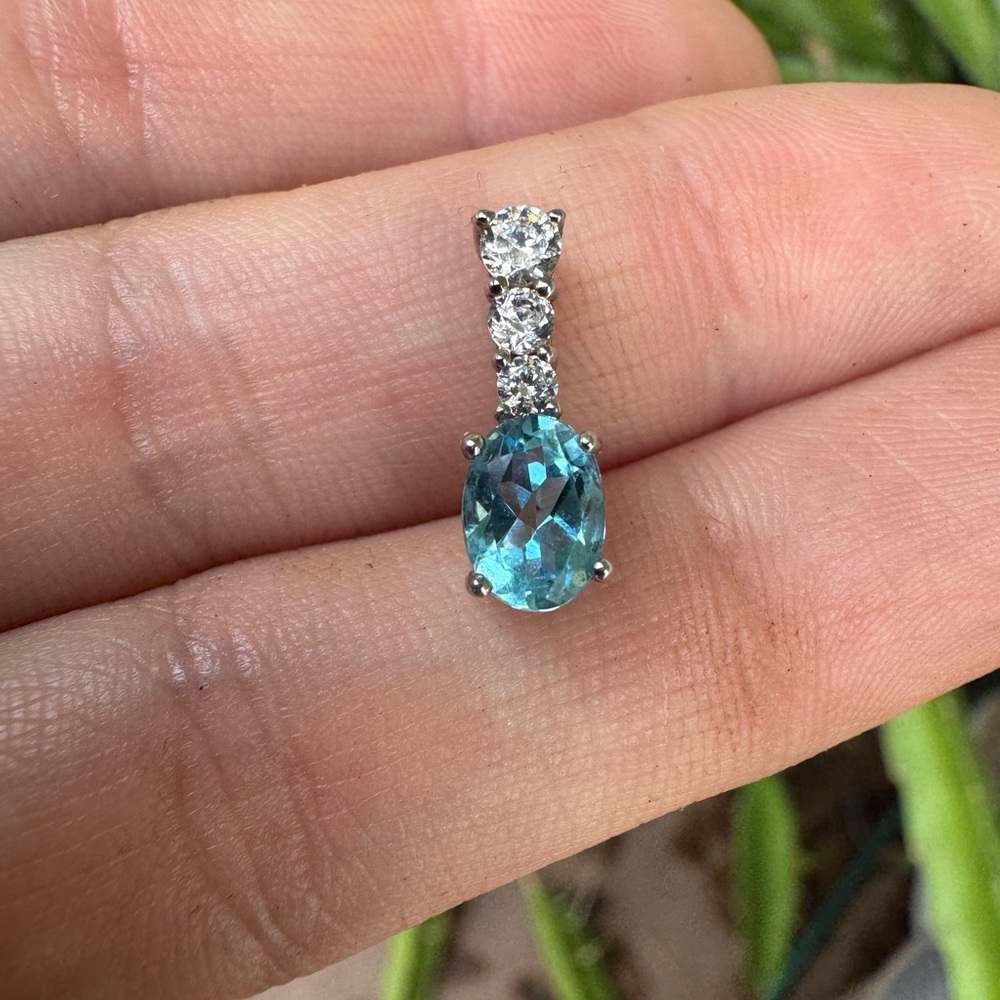 Solid sterling genuine blue topaz/goshenite pendant _super sparkly - Picture 8 of 16